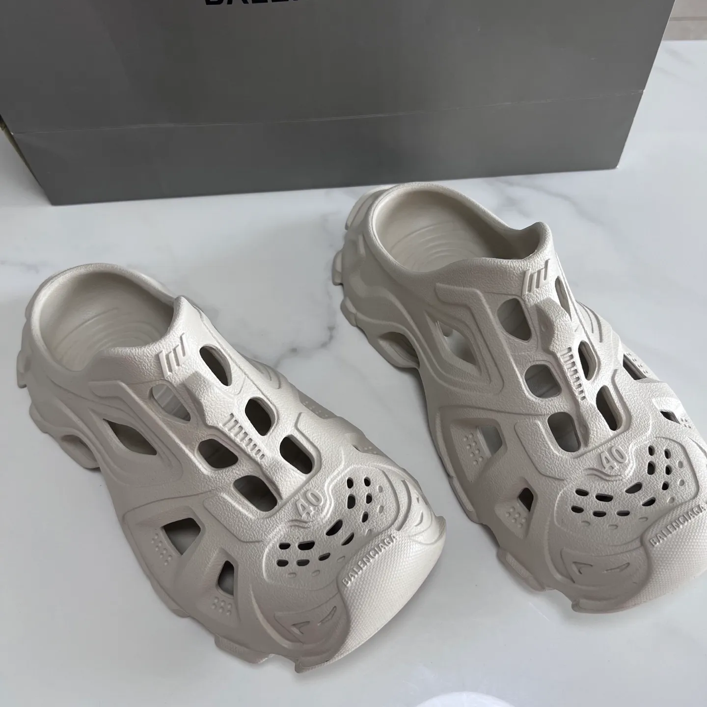👟👟Ex-factory price 380👟👟 Balenciaga must-have beach shoes for summer. Men's and women's shoes are made of ultra-light 95% (injection molding) EVA plastic, 5% foam plastic foam cushioning material#Ultra-lightweight one-piece foam shoe mold❗New summer product, French high-end luxury brand - Balenciaga BALENCIAGA 3XL Rubber Low Top Sneakers 3XL version series summer beach wading versatile trendy lace-up casual sports hole sandals. Size: 35-46